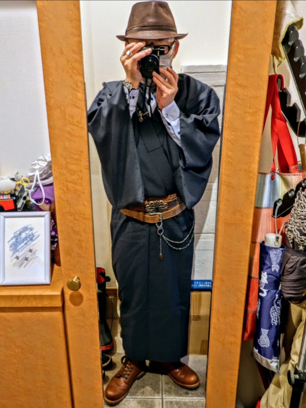 ブラウン系のブーツ、ブルー系のネクタイ、シルバー系のファッション雑貨を着用したメンズの冬コーディネートの5枚目の写真