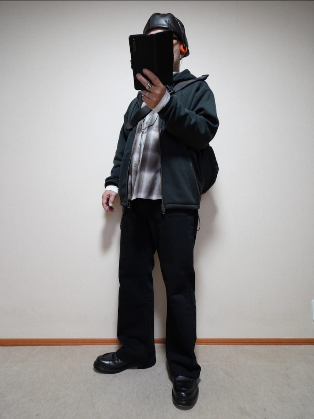 ブラック系のシューズ、グレー系のデニムパンツ、ブラウン系のシャツ/ブラウスを着用したメンズの春コーディネートの2枚目の写真