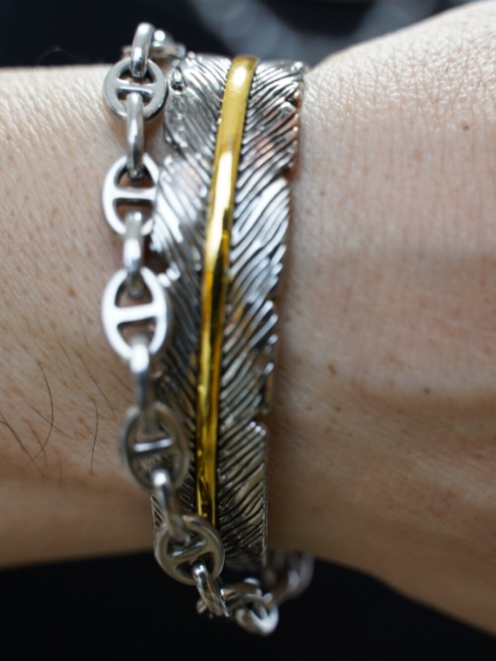 ホワイト系のスニーカー、ホワイト系のデニムパンツ、ブラック系のTシャツ/カットソーを着用したメンズの夏コーディネートの5枚目の写真