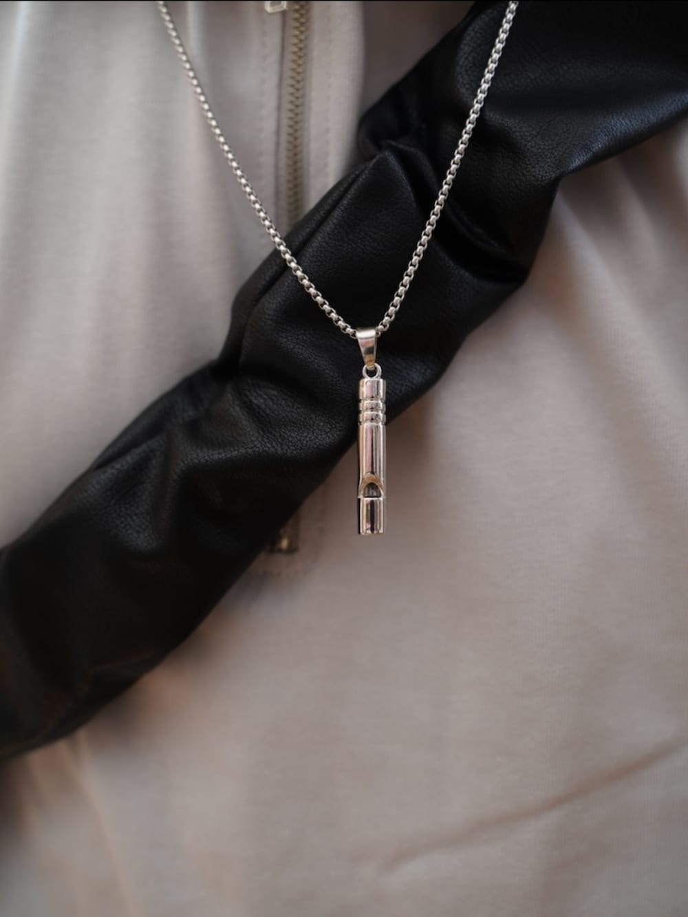 ブラック系のシューズ、グレー系のデニムパンツ、ブラック系のショルダーバッグを着用したメンズの夏コーディネートの4枚目の写真