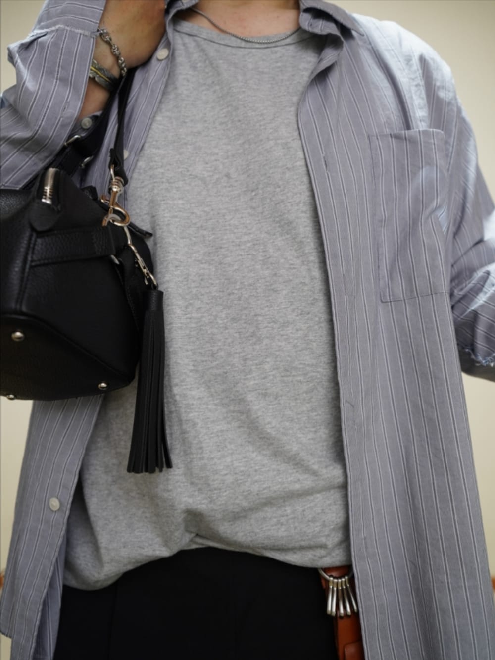 ブラック系のシューズ、ブラック系のその他パンツ、グレー系のタンクトップを着用したメンズの夏コーディネートの4枚目の写真