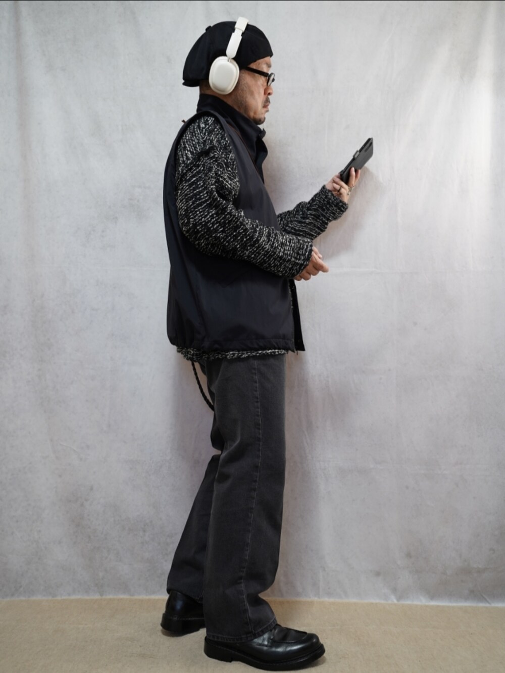 「メンズファッション、シンプル、お出かけコーデ、お洒落さんとつながりたい、服好きな人と繋がりたい、プチプラ、ビッグシルエット、デニムパンツ、大人カジュアル、シンプルコーデ、革靴、デニムコーデ、ニット、キャスケット、クロシェット」｜「G.C.morelliのアイテム（シューズ、ブラック系）」を使った、宣さん（メンズ・168cm）の春コーディネートの3枚目の写真