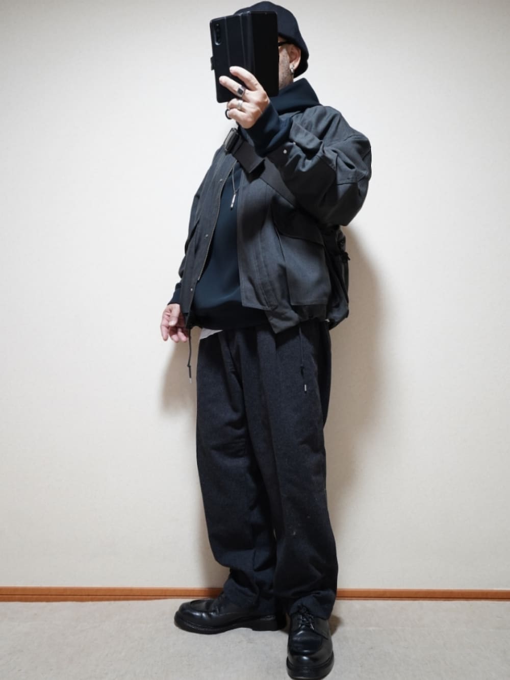 ブラック系のシューズ、グレー系のパンツ、グレー系のブルゾンを着用したメンズの秋コーディネートの2枚目の写真