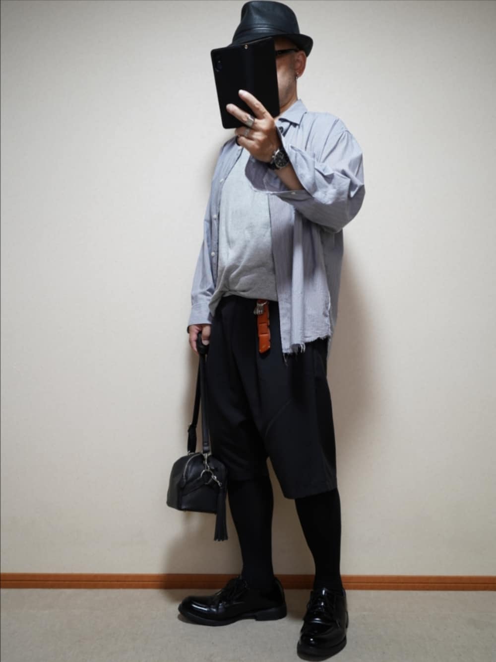 ブラック系のシューズ、ブラック系のその他パンツ、グレー系のタンクトップを着用したメンズの夏コーディネートの2枚目の写真