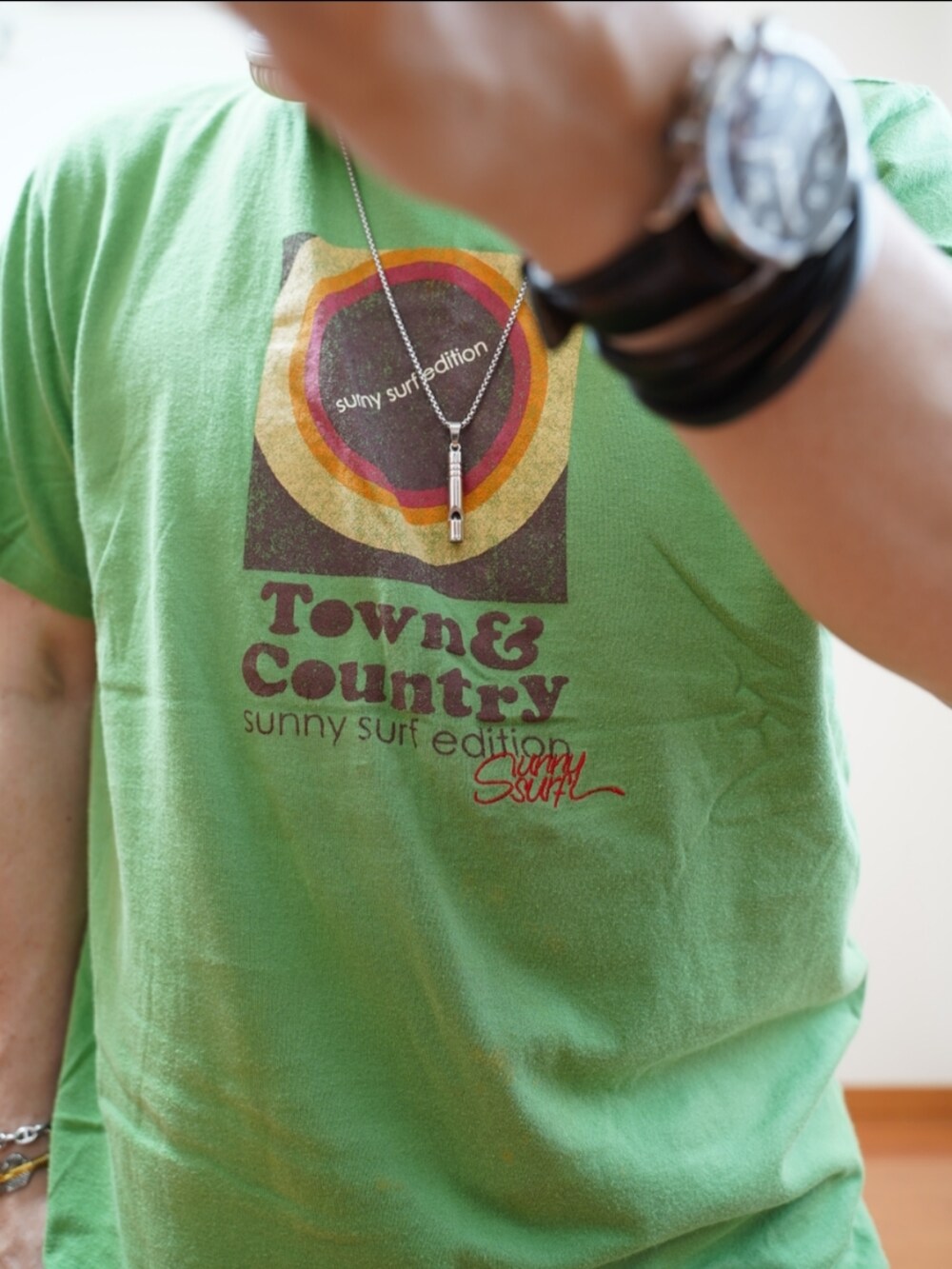 ブラック系のサンダル、ブラウン系のデニムパンツ、ブラウン系のシャツ/ブラウスを着用したメンズの夏コーディネートの2枚目の写真