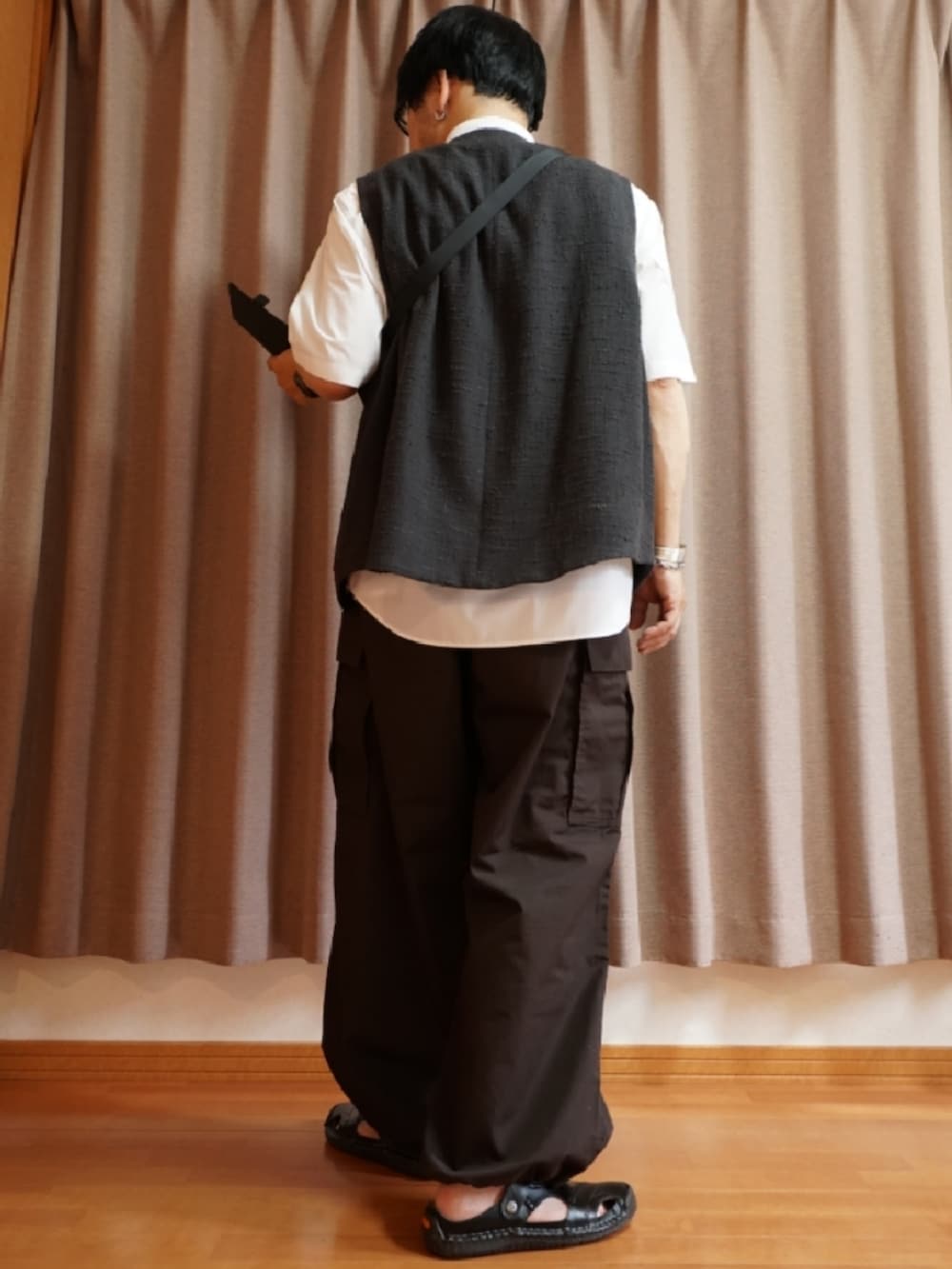 ブラック系のサンダル、ブラウン系のパンツ、ホワイト系のシャツ/ブラウスを着用したメンズの夏コーディネートの3枚目の写真