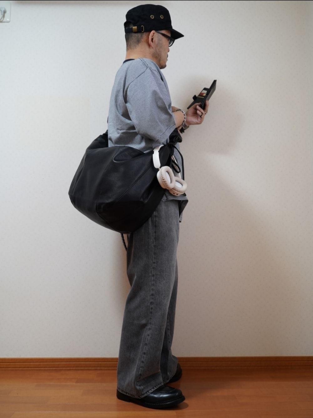 ブラック系のシューズ、グレー系のデニムパンツ、ブルー系のTシャツ/カットソーを着用したメンズの夏コーディネートの3枚目の写真