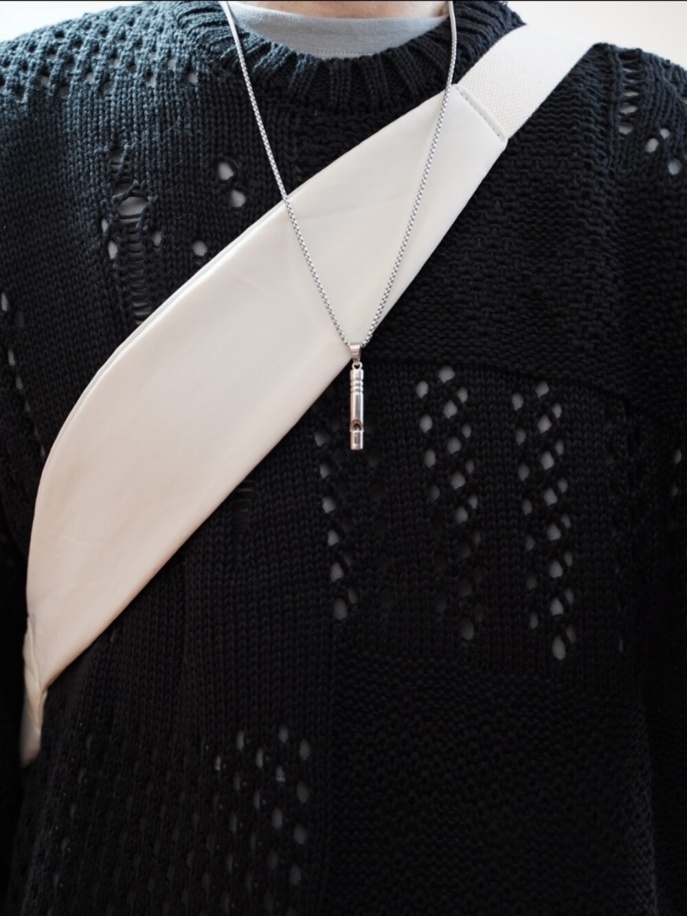 ブラック系のシューズ、グレー系のデニムパンツ、ブラック系のニット/セーターを着用したメンズの夏コーディネートの3枚目の写真