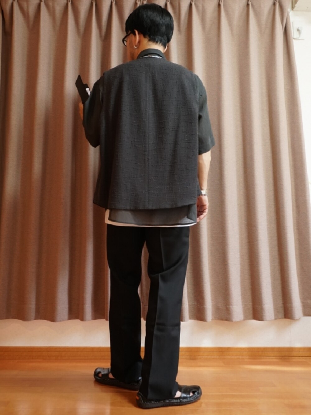 ブラック系のシューズ、ブラック系のパンツ、グレー系のシャツ/ブラウスを着用したメンズの夏コーディネートの3枚目の写真