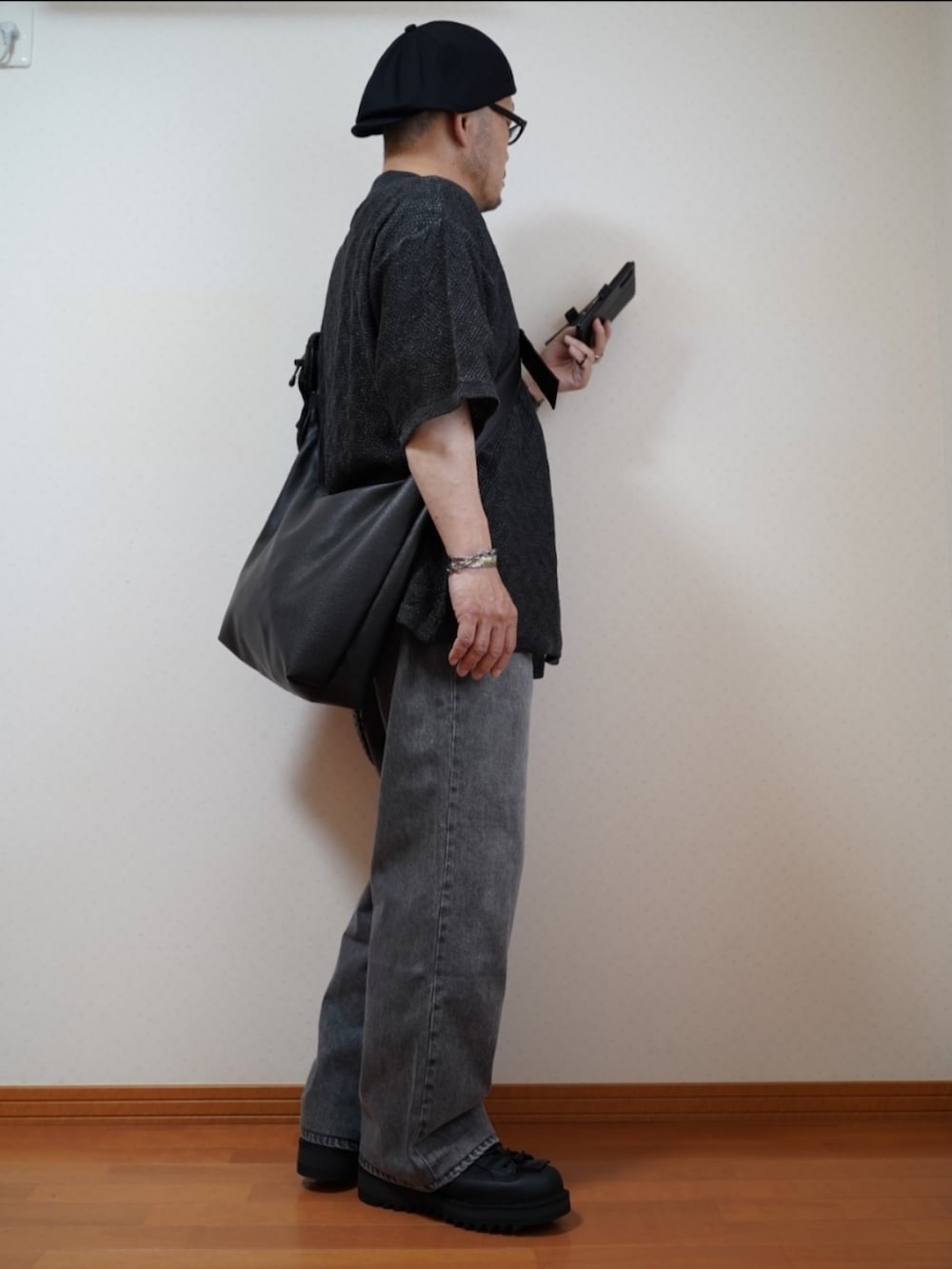 ブラック系のシューズ、グレー系のデニムパンツ、グレー系のシャツ/ブラウスを着用したメンズの夏コーディネートの3枚目の写真