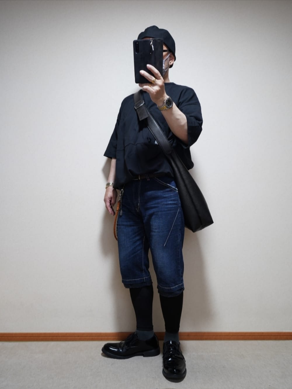 ブラック系のシューズ、ブルー系のパンツ、ブラック系のTシャツ/カットソーを着用したメンズの夏コーディネートの2枚目の写真