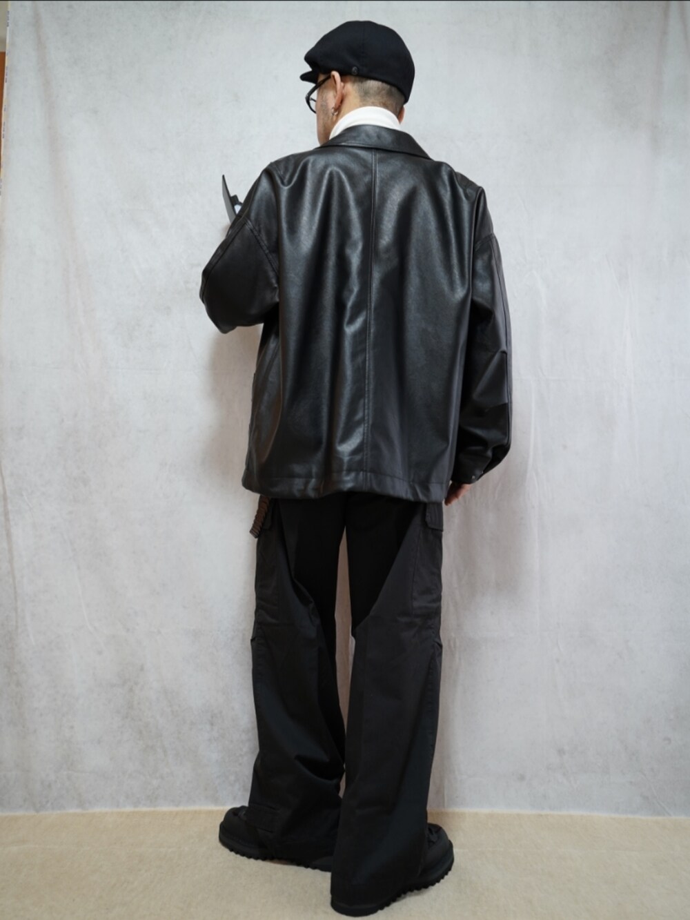 ブラック系のシューズ、グレー系のカーゴパンツ、ホワイト系のTシャツ/カットソーを着用したメンズの冬コーディネートの3枚目の写真