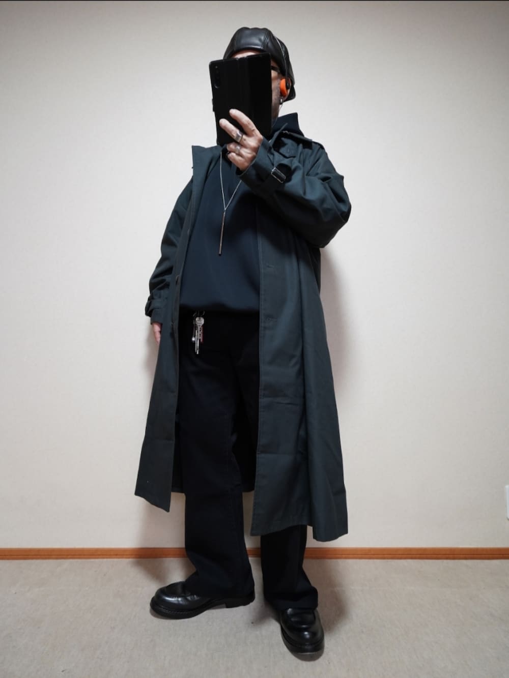 ブラック系のシューズ、グレー系のデニムパンツ、ブラック系のパーカーを着用したメンズの冬コーディネートの2枚目の写真