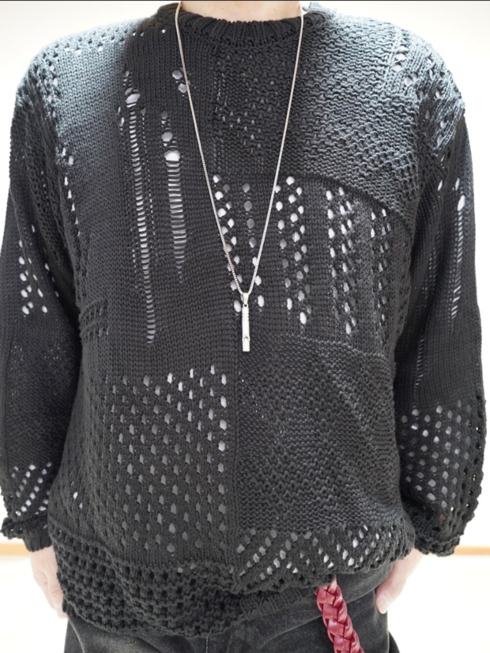 ブラック系のシューズ、ブラック系のデニムパンツ、ブラック系のニット/セーターを着用したメンズの冬コーディネートの4枚目の写真