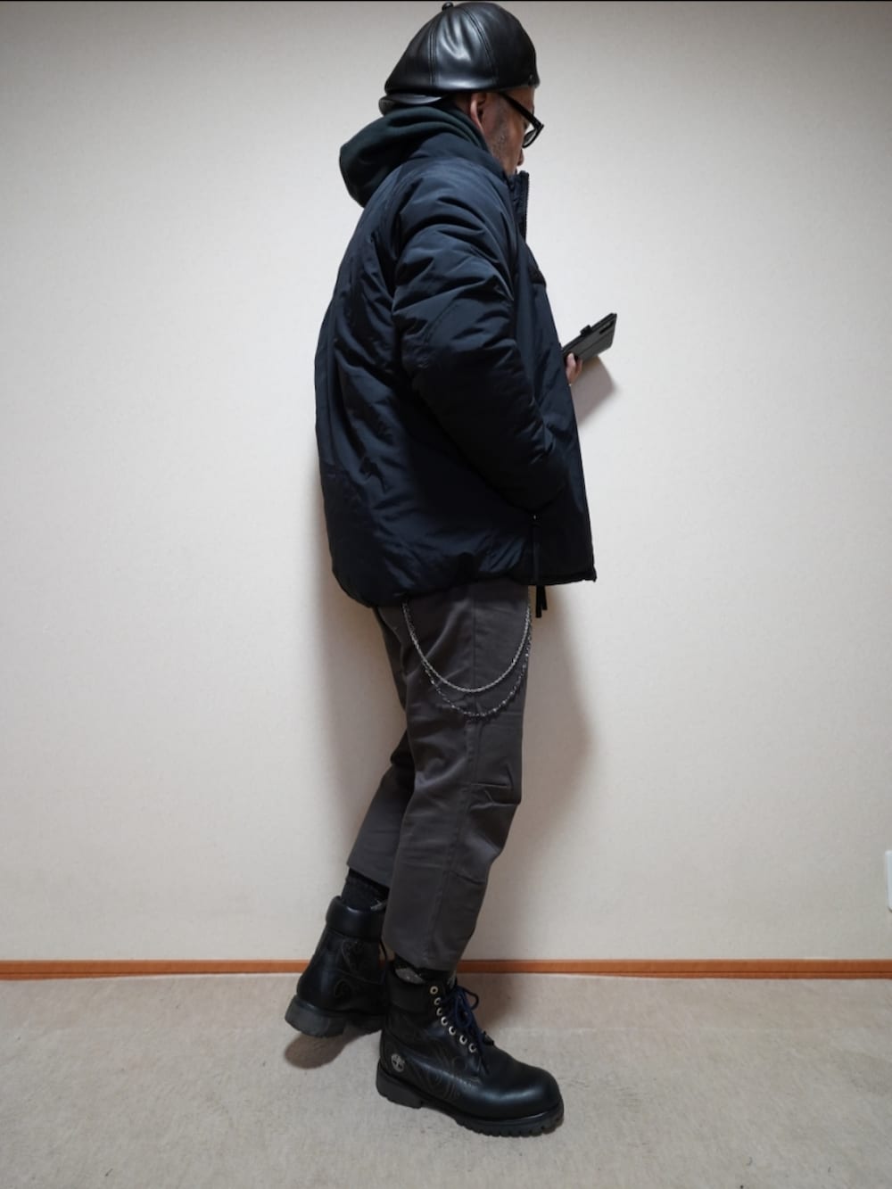 ブラック系のブーツ、グレー系のその他パンツ、ブラック系のパーカーを着用したメンズの冬コーディネートの4枚目の写真