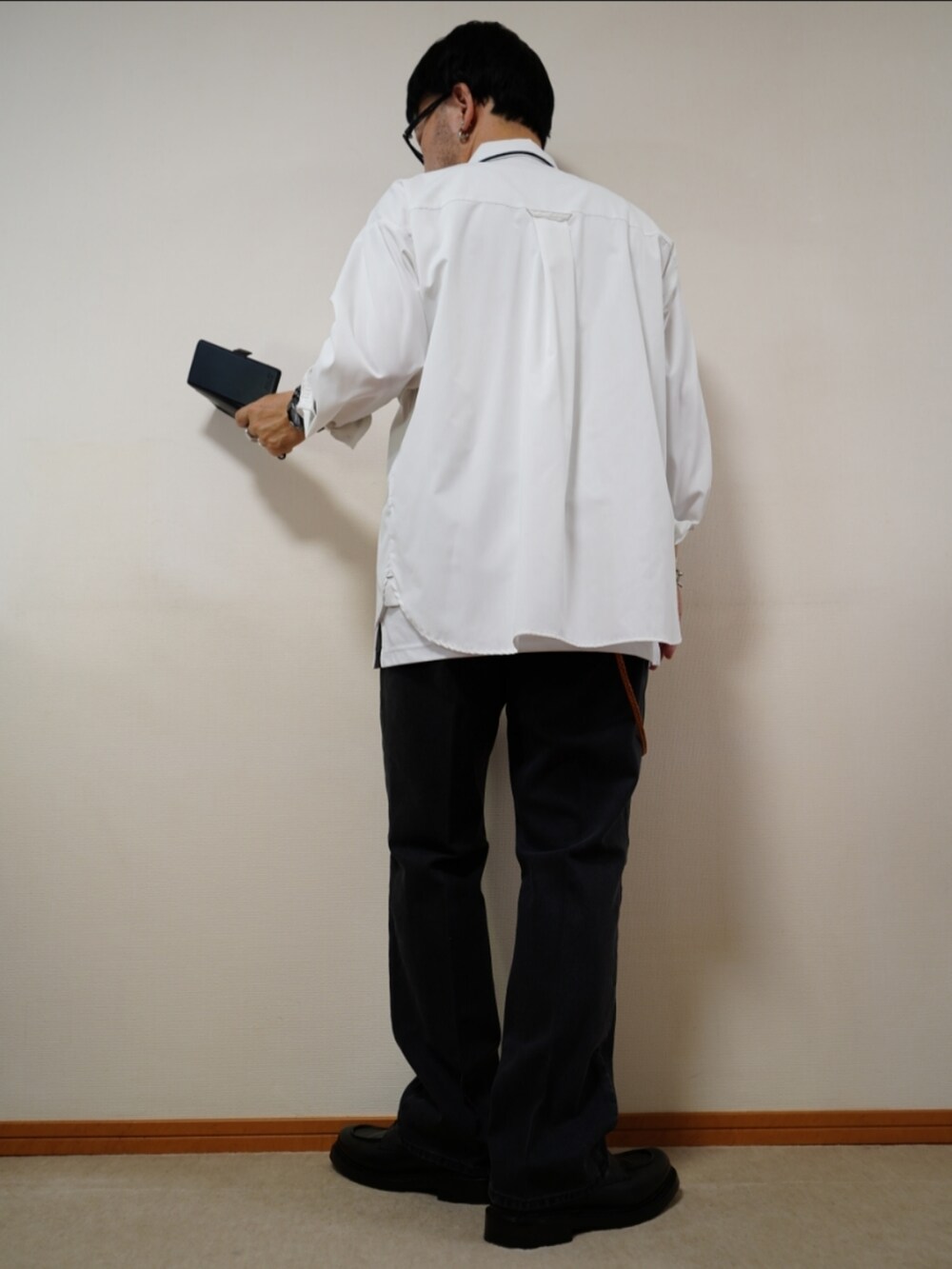 ブラック系のシューズ、ブルー系のデニムパンツ、ホワイト系のシャツ/ブラウスを着用したメンズの夏コーディネートの3枚目の写真