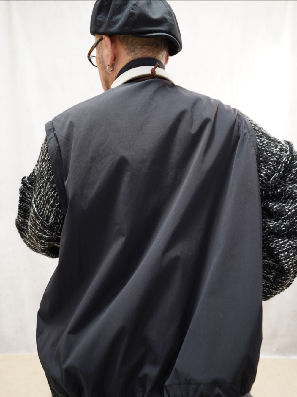 「メンズファッション、シンプル、お出かけコーデ、お洒落さんとつながりたい、服好きな人と繋がりたい、プチプラ、ビッグシルエット、デニムパンツ、大人カジュアル、シンプルコーデ、革靴、デニムコーデ、ニット、キャスケット、クロシェット」｜「G.C.morelliのアイテム（シューズ、ブラック系）」を使った、宣さん（メンズ・168cm）の春コーディネートの5枚目の写真
