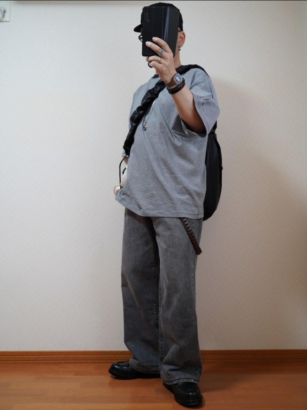 ブラック系のシューズ、グレー系のデニムパンツ、ブルー系のTシャツ/カットソーを着用したメンズの夏コーディネートの5枚目の写真