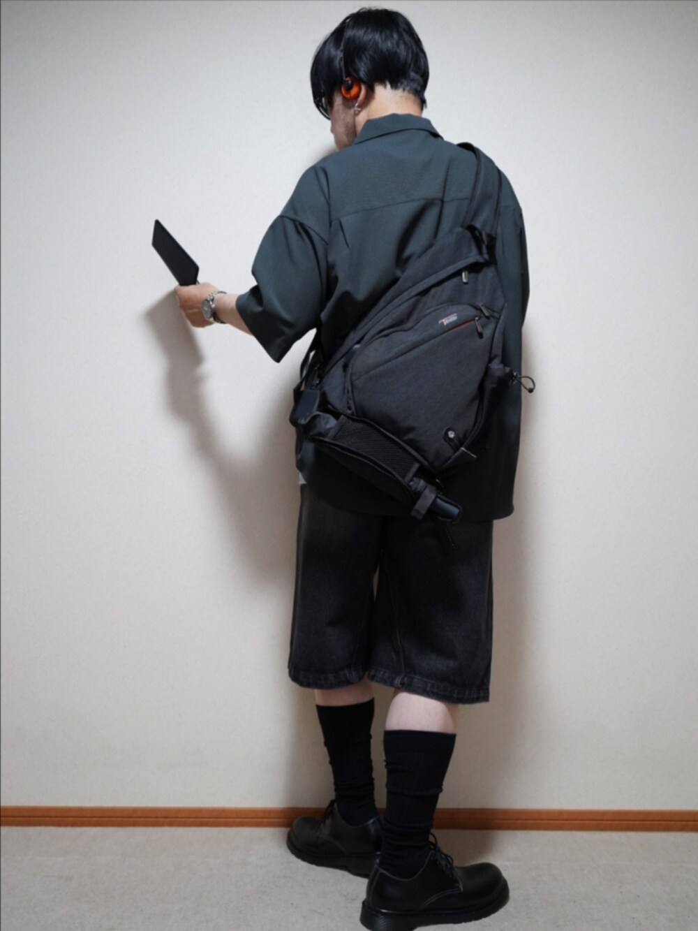 ブラック系のシューズ、ブラック系のその他パンツ、グレー系のシャツ/ブラウスを着用したメンズの夏コーディネートの3枚目の写真