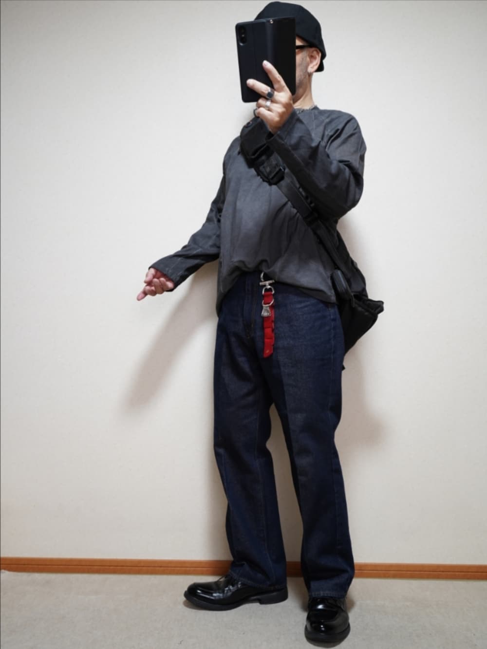 ブラック系のシューズ、ブルー系のデニムパンツ、グレー系のTシャツ/カットソーを着用したメンズの秋コーディネートの2枚目の写真