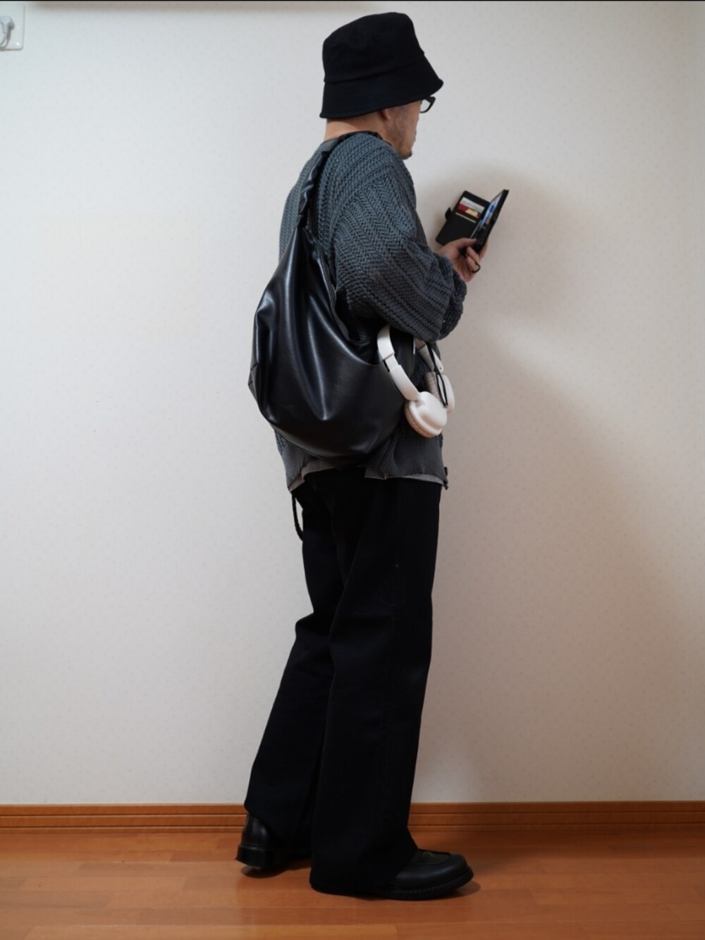 ブラック系のシューズ、グレー系のデニムパンツ、ブルー系のTシャツ/カットソーを着用したメンズの夏コーディネートの4枚目の写真