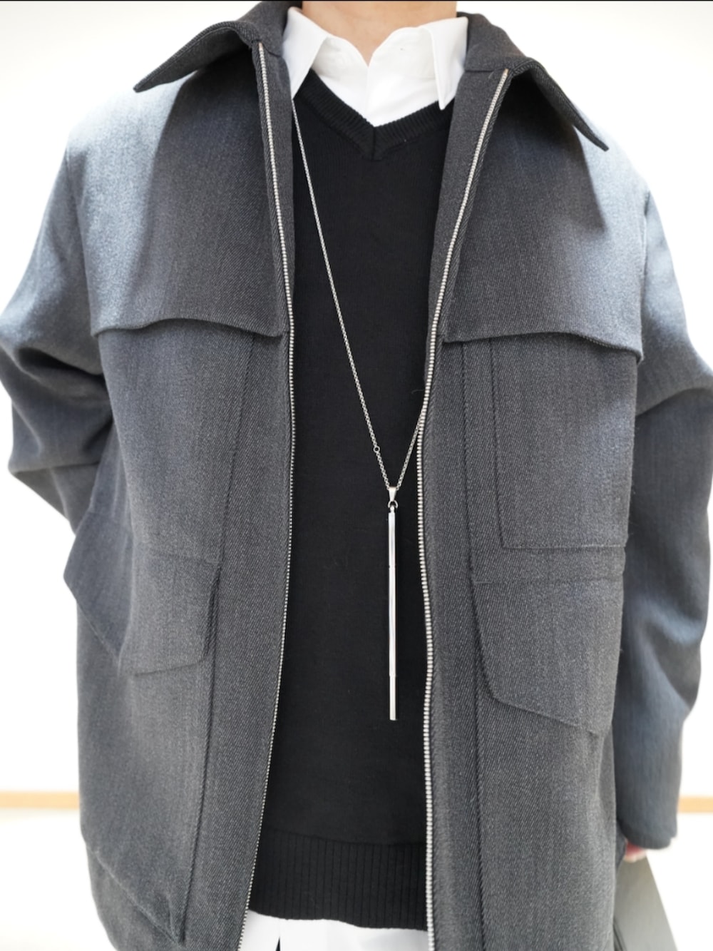 ブラック系のシューズ、ブルー系のデニムパンツ、ホワイト系のシャツ/ブラウスを着用したメンズの冬コーディネートの3枚目の写真