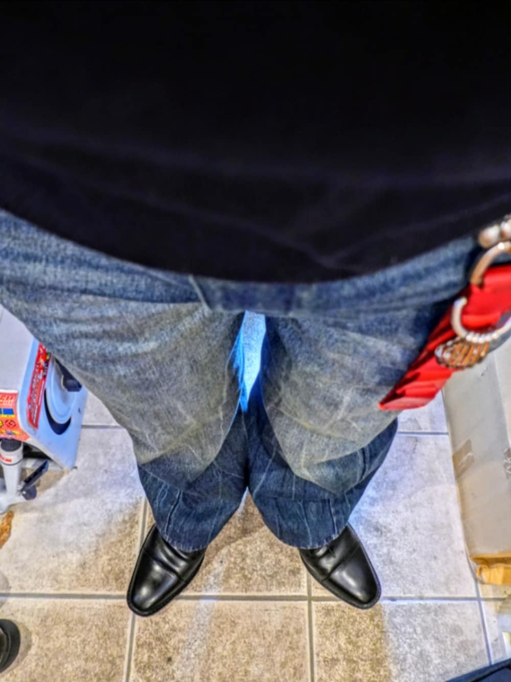 ブルー系のデニムパンツ、ブラック系のドレスシューズ、ブラック系のブルゾンを着用したメンズの春コーディネートの3枚目の写真