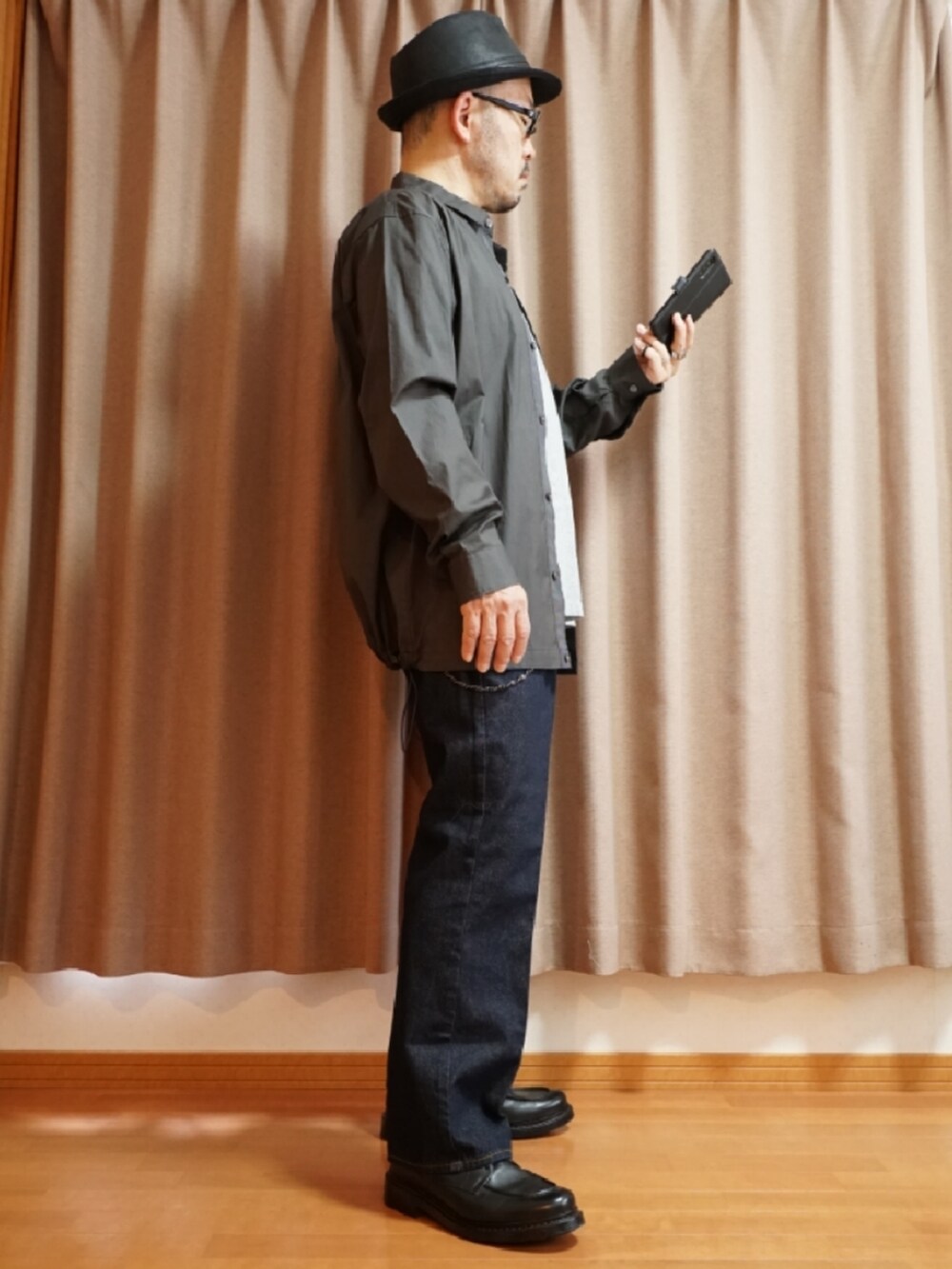 ブラック系のシューズ、ホワイト系のタンクトップ、ブルー系のデニムパンツを着用したメンズの夏コーディネートの4枚目の写真