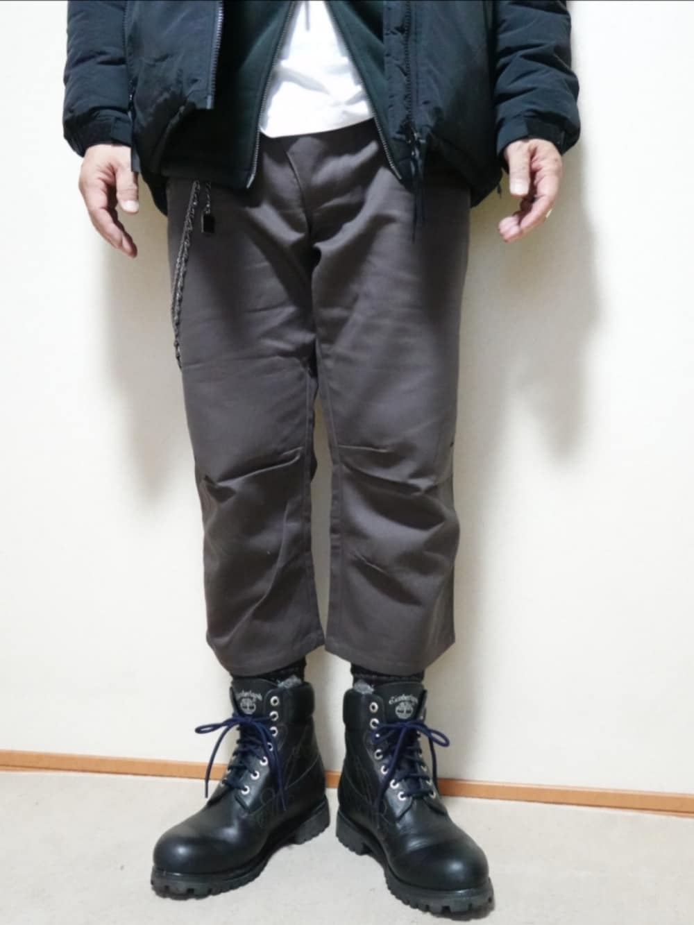 ブラック系のブーツ、グレー系のその他パンツ、ブラック系のパーカーを着用したメンズの冬コーディネートの5枚目の写真