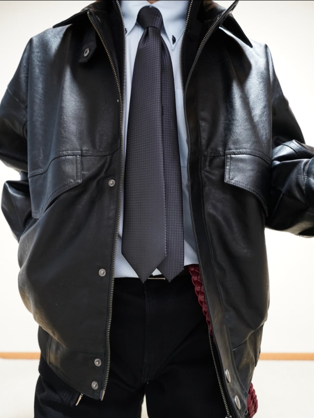 ブラック系のシューズ、グレー系のデニムパンツ、ブラック系のブルゾンを着用したメンズの冬コーディネートの3枚目の写真