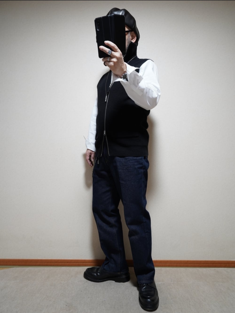 ブラック系のシューズ、ブルー系のデニムパンツ、ホワイト系のシャツ/ブラウスを着用したメンズの春コーディネートの5枚目の写真