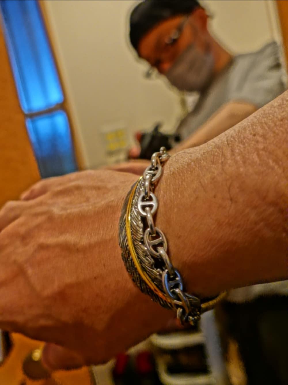 ブラック系のシューズ、グレー系のデニムパンツ、グレー系のTシャツ/カットソーを着用したメンズの夏コーディネートの4枚目の写真