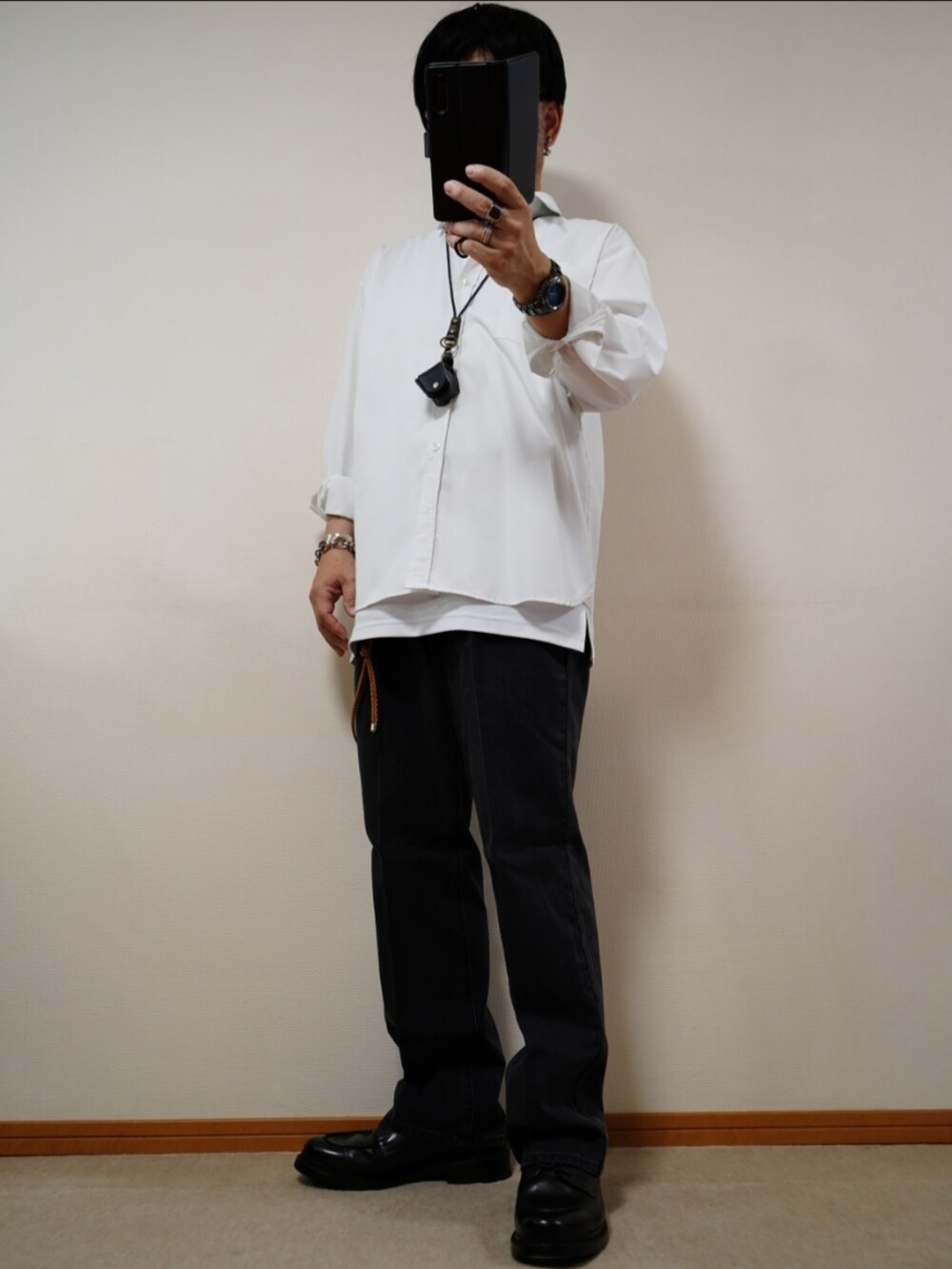 ブラック系のシューズ、ブルー系のデニムパンツ、ホワイト系のシャツ/ブラウスを着用したメンズの夏コーディネートの2枚目の写真