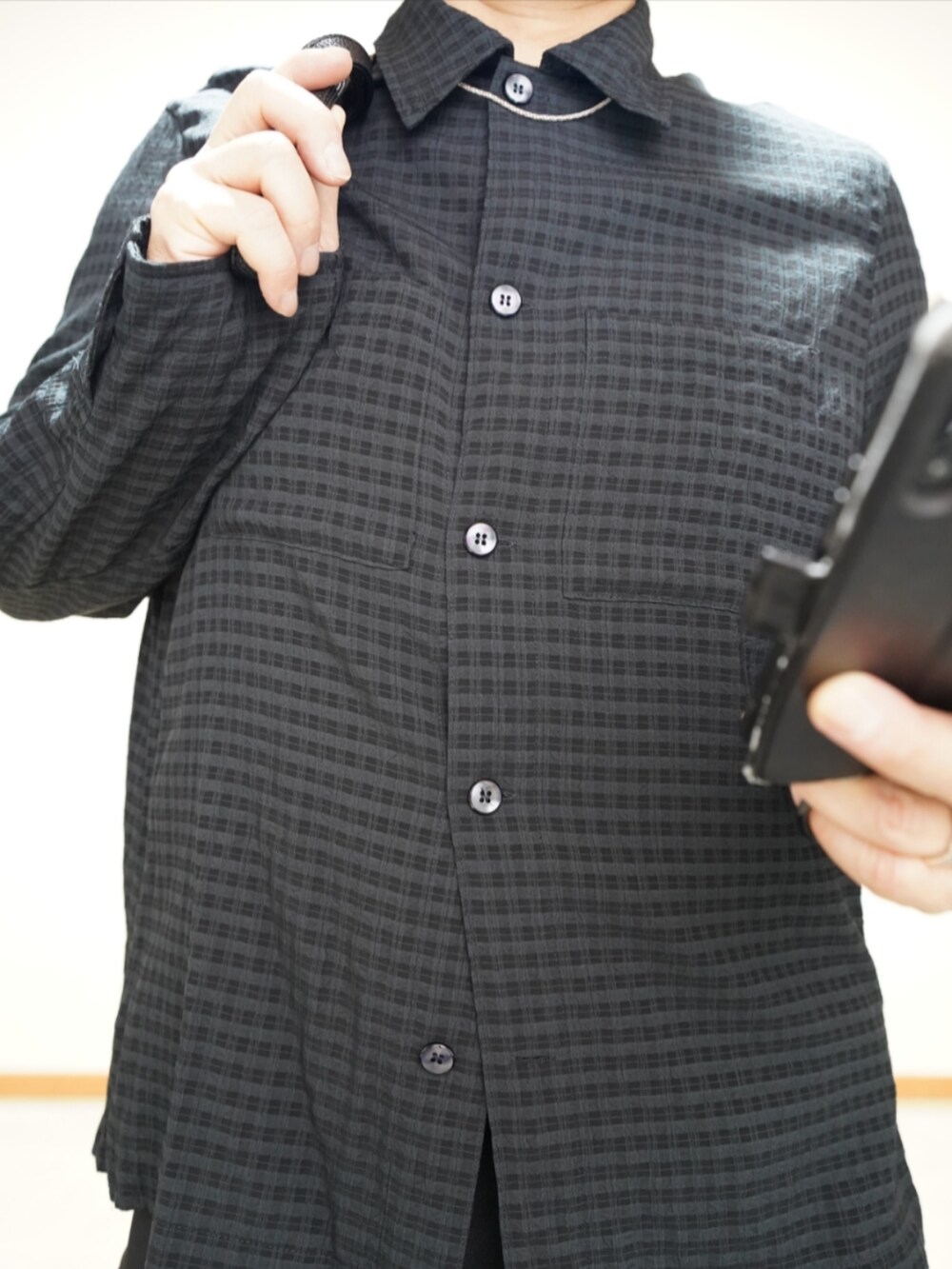 ブラック系のシューズ、ブラック系のパンツ、ブラック系のショルダーバッグを着用したメンズの春コーディネートの3枚目の写真