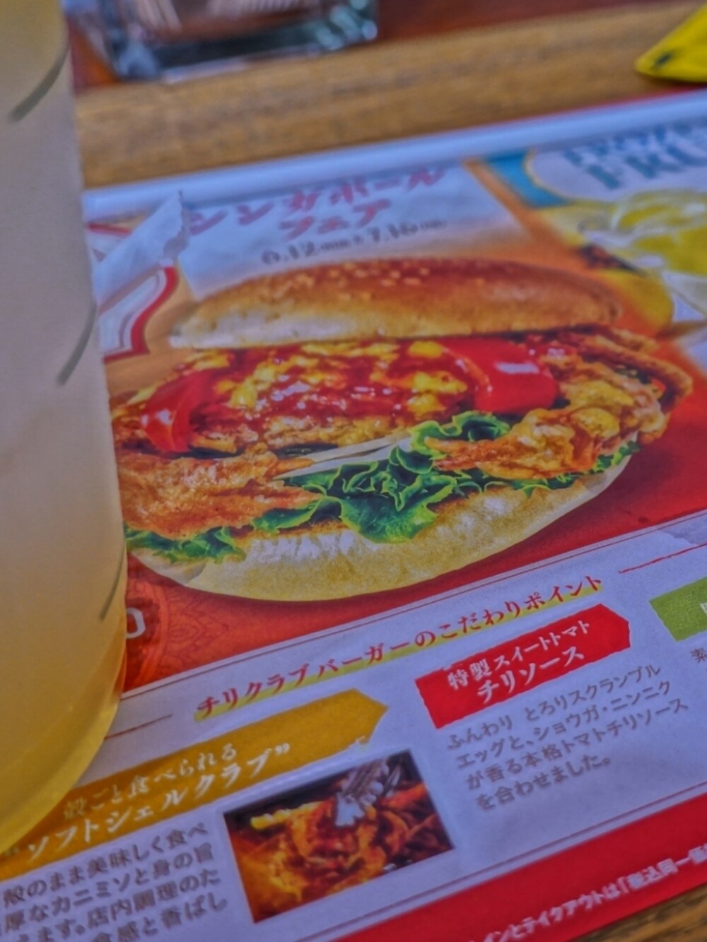 ブラック系のシューズ、グレー系のシャツ/ブラウス、ベージュ系のTシャツ/カットソーを着用したメンズの夏コーディネートの4枚目の写真