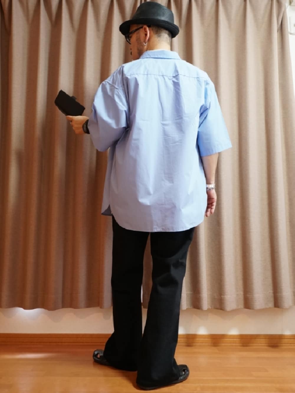 ブラック系のサンダル、グレー系のデニムパンツ、ホワイト系のタンクトップを着用したメンズの夏コーディネートの3枚目の写真