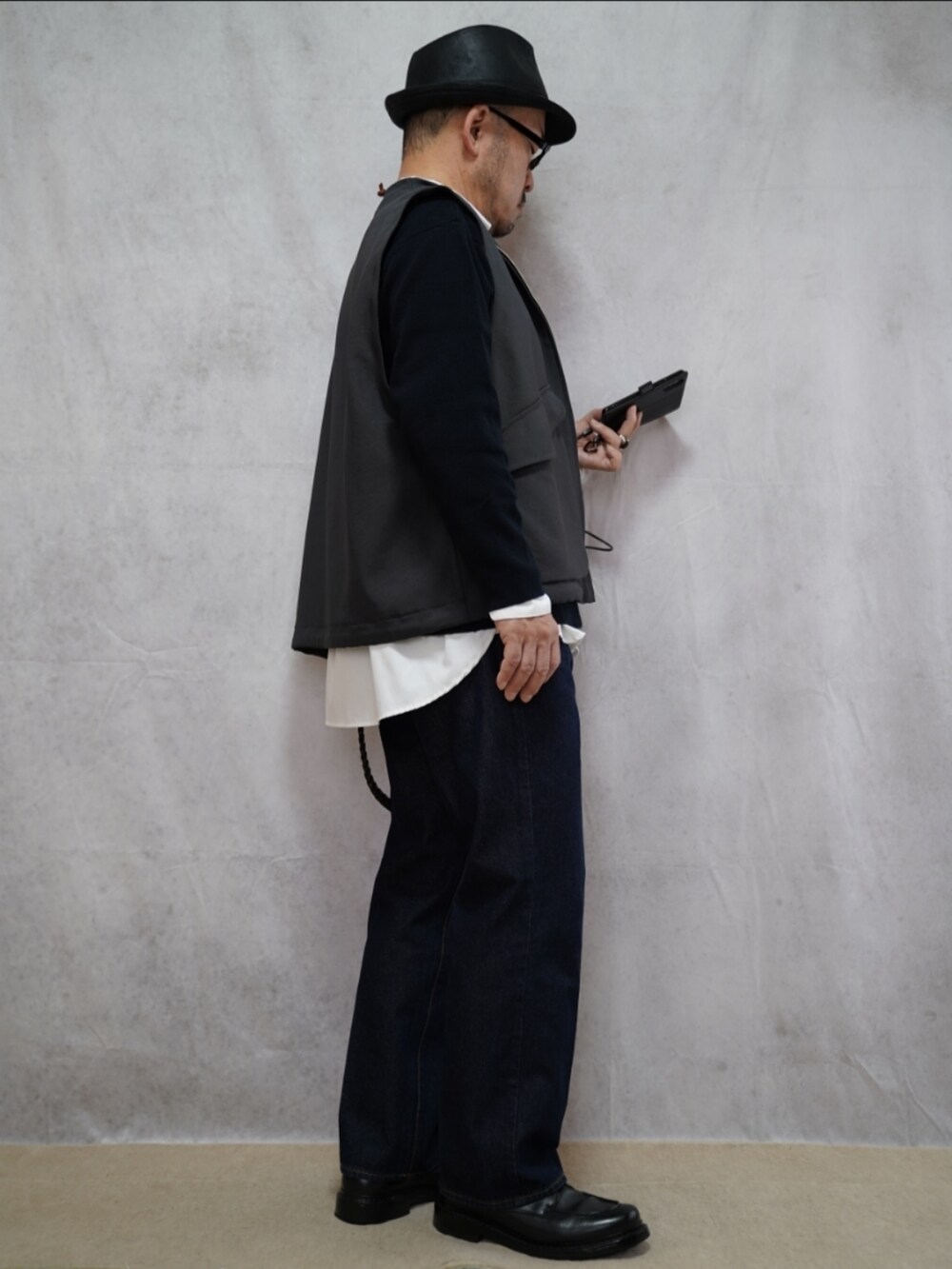 ブラック系のシューズ、ブルー系のデニムパンツ、ホワイト系のシャツ/ブラウスを着用したメンズの春コーディネートの4枚目の写真