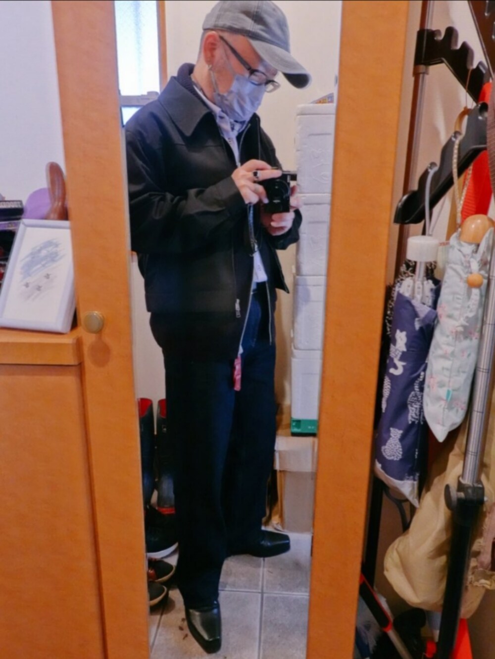 ブラック系のブーツ、ブルー系のデニムパンツ、ブラック系のブルゾンを着用したメンズの春コーディネートの4枚目の写真