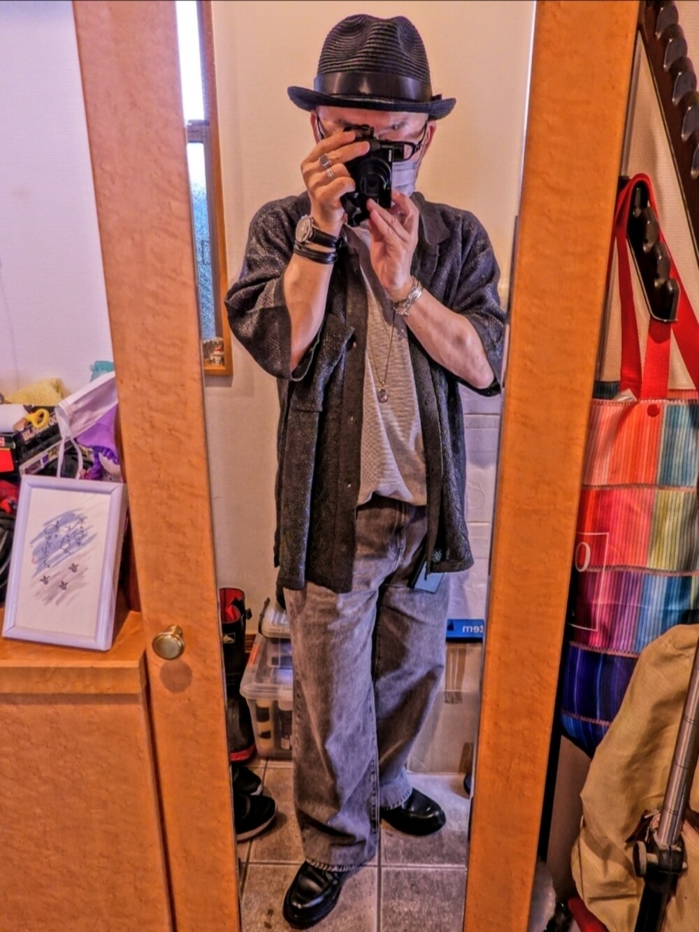 ブラック系のシューズ、グレー系のシャツ/ブラウス、ベージュ系のTシャツ/カットソーを着用したメンズの夏コーディネートの2枚目の写真