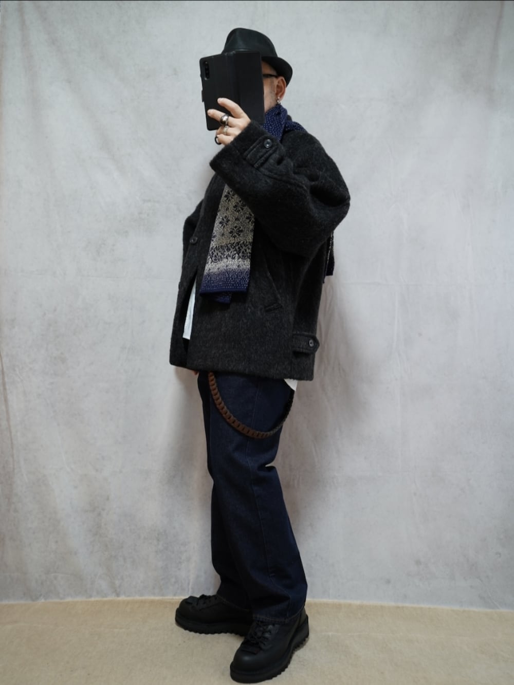 ブラック系のシューズ、ブルー系のデニムパンツ、ホワイト系のシャツ/ブラウスを着用したメンズの冬コーディネートの2枚目の写真