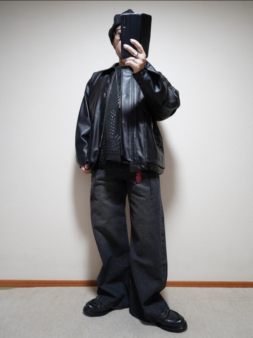 ブラック系のシューズ、ブラック系のデニムパンツ、ブラック系のニット/セーターを着用したメンズの冬コーディネートの2枚目の写真