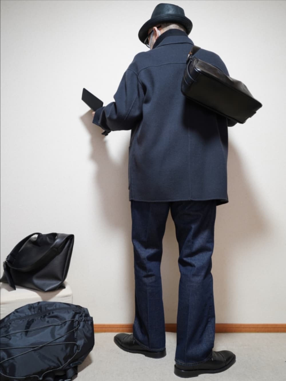 ブラック系のドレスシューズ、ブルー系のデニムパンツ、ブラック系のTシャツ/カットソーを着用したメンズの春コーディネートの4枚目の写真