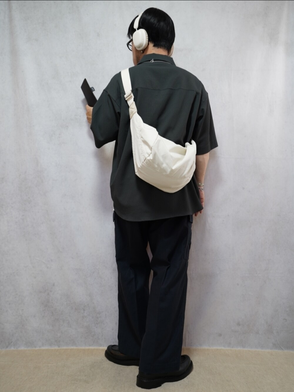 ブラック系のシューズ、グレー系のパンツ、グレー系のシャツ/ブラウスを着用したメンズの夏コーディネートの2枚目の写真