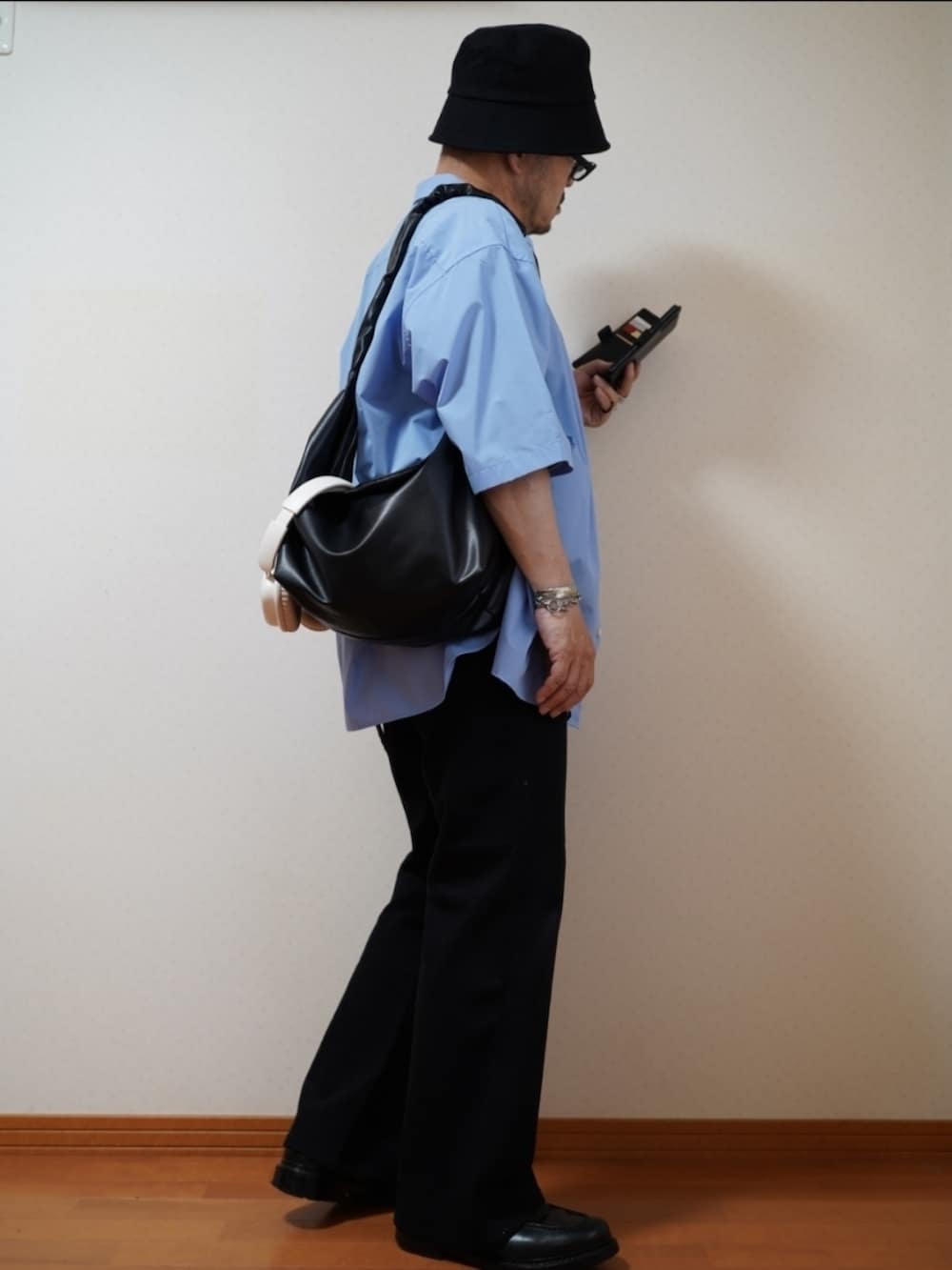 ブラック系のシューズ、グレー系のデニムパンツ、グレー系のTシャツ/カットソーを着用したメンズの夏コーディネートの4枚目の写真