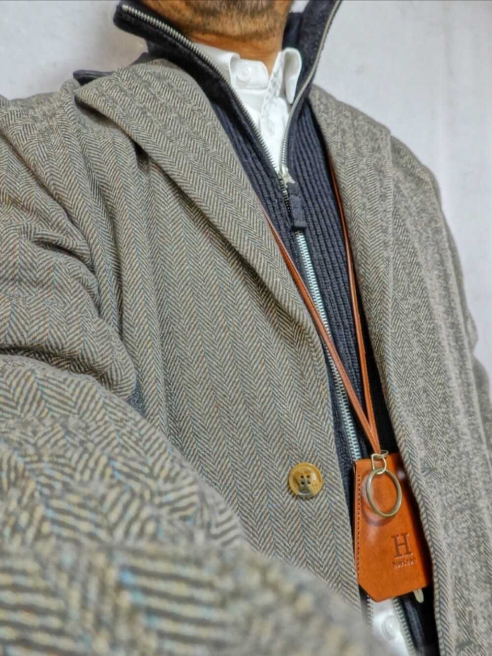 ブラック系のシューズ、ブルー系のデニムパンツ、ホワイト系のシャツ/ブラウスを着用したメンズの春コーディネートの5枚目の写真