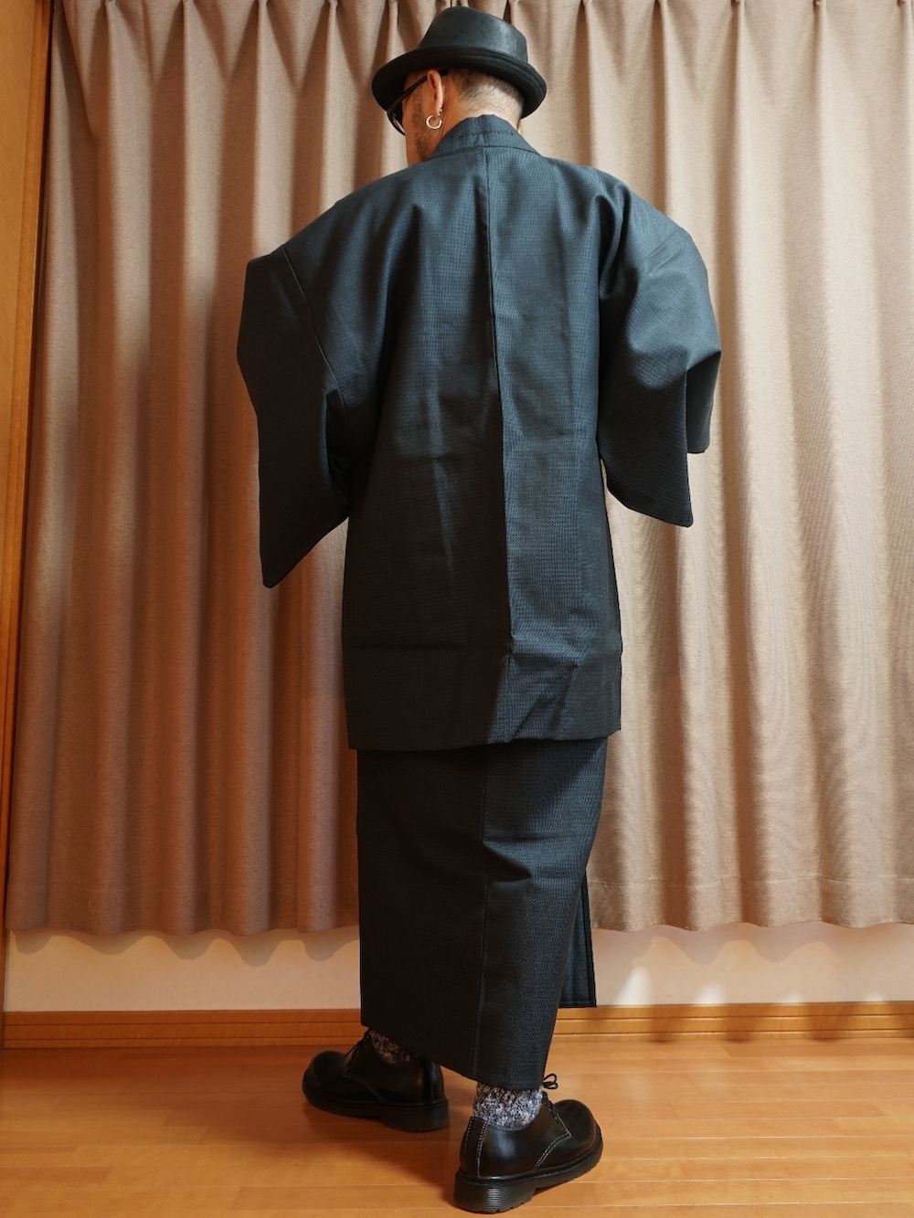 ブラック系のシューズ、シルバー系のピアス（片耳用）、ブラック系のメガネを着用したメンズの夏コーディネートの2枚目の写真