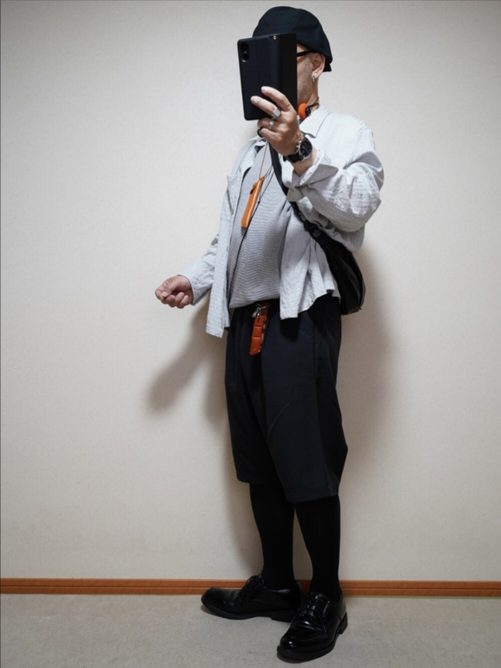 ブラック系のシューズ、ブラック系のその他パンツ、ベージュ系のTシャツ/カットソーを着用したメンズの夏コーディネートの2枚目の写真