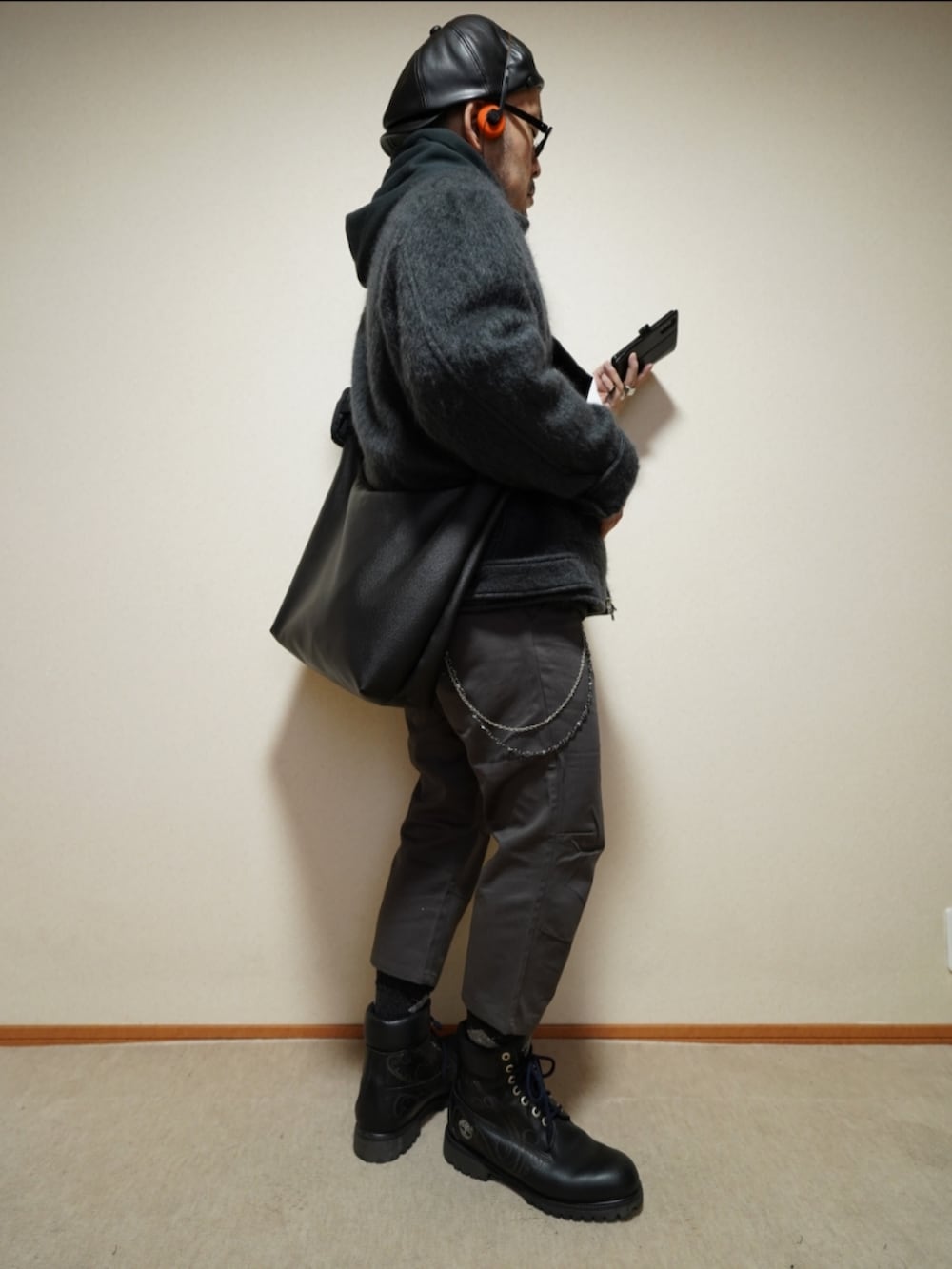 ブラック系のブーツ、グレー系のその他パンツ、ブラック系のパーカーを着用したメンズの冬コーディネートの4枚目の写真