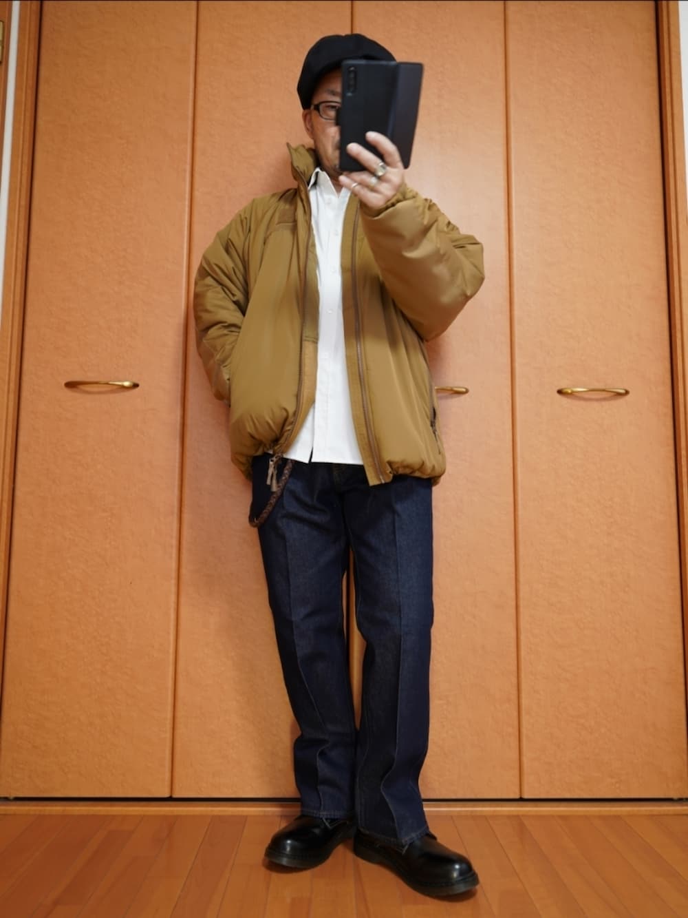 ブラック系のシューズ、ブルー系のデニムパンツ、グリーン系のダウンジャケット/コートを着用したメンズの冬コーディネートの4枚目の写真