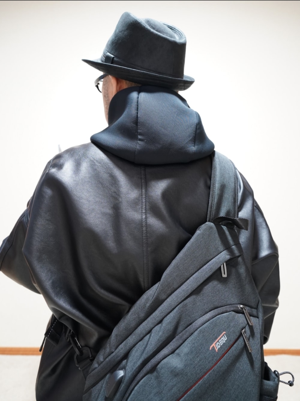 ブラック系のシューズ、グレー系のパンツ、ブラック系のパーカーを着用したメンズの秋コーディネートの5枚目の写真